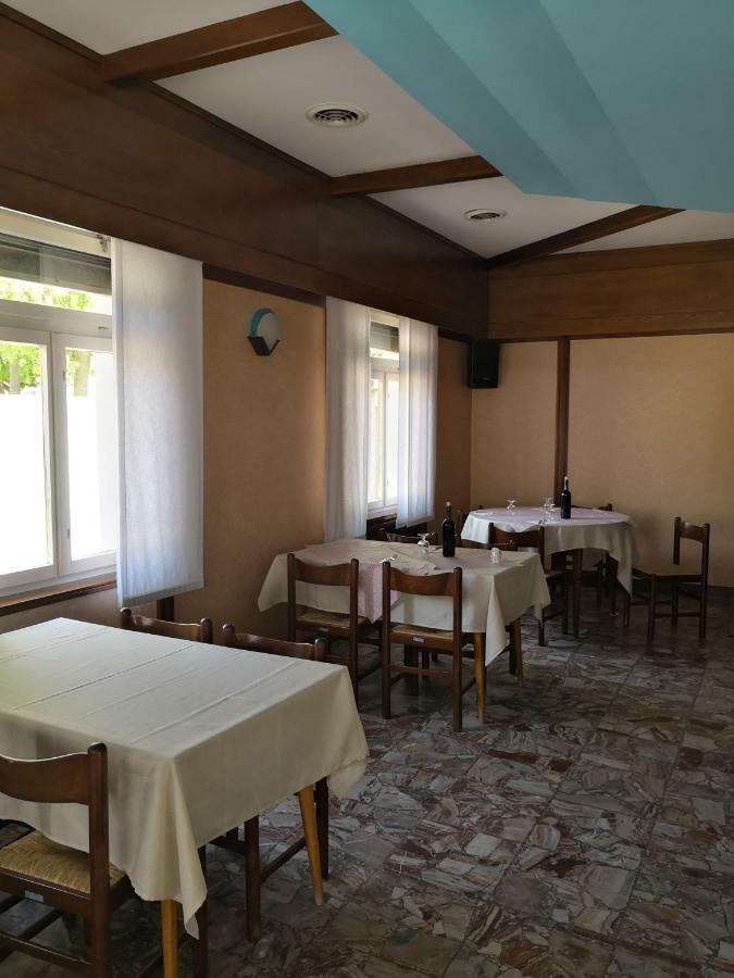 Trattoria Bar Oasi Hotel Pocenia Екстериор снимка